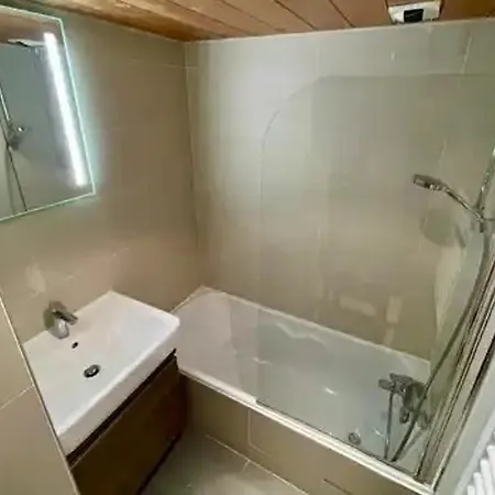 Apartment A Meribel 4 Pers, Piscine, Skis Aux Pieds - Fr-1-411-1007